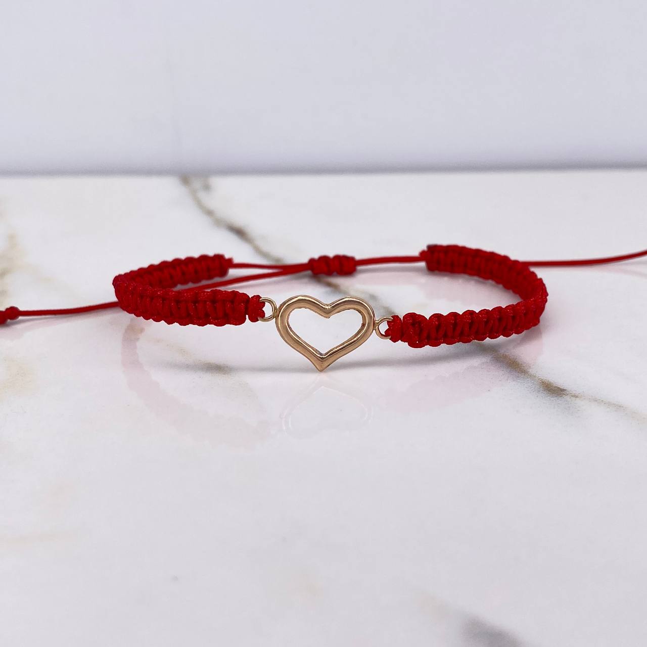 Pulsera Roja Herraje Silueta Corazon 0.5gr / 1.7cm / Liso Oro Rosa $
