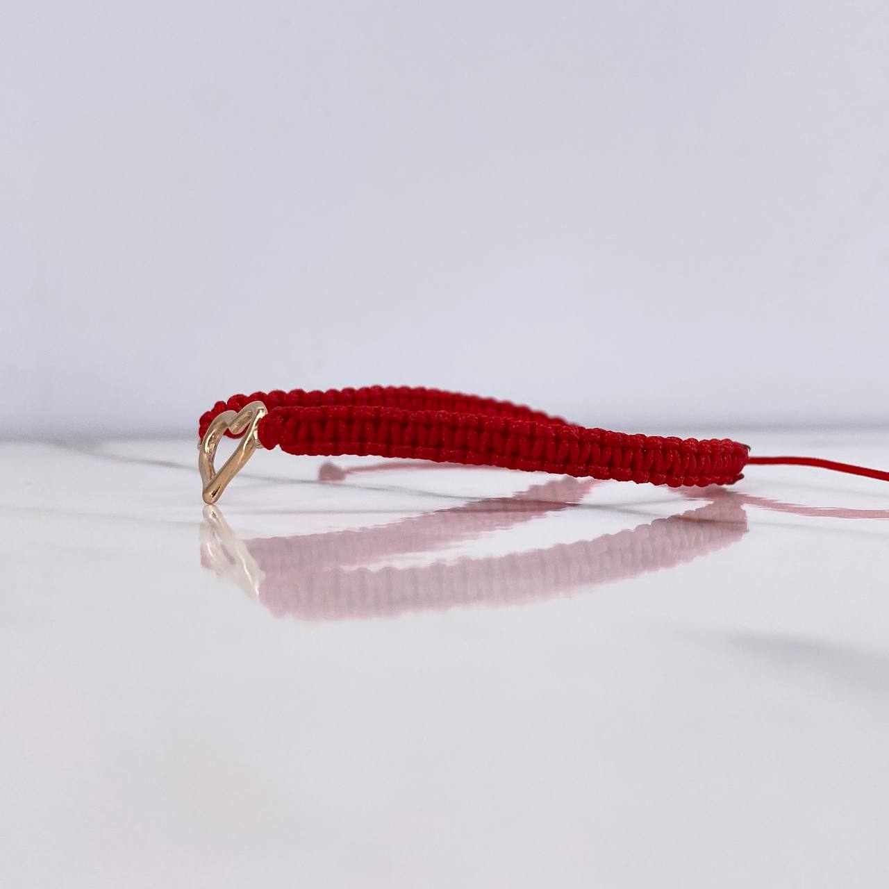 Pulsera Roja Herraje Silueta Corazon 0.5gr / 1.7cm / Liso Oro Rosa $