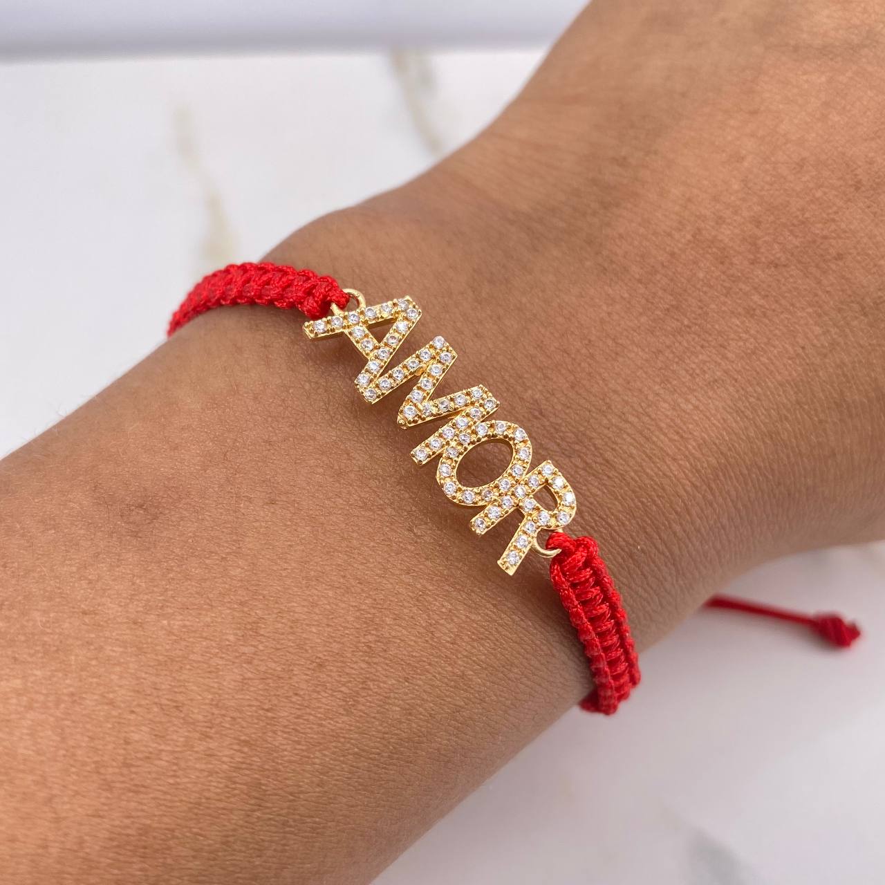 Pulsera Roja Herraje Amor 2gr / 2.7cm / Circones Blancos Oro Amarillo $