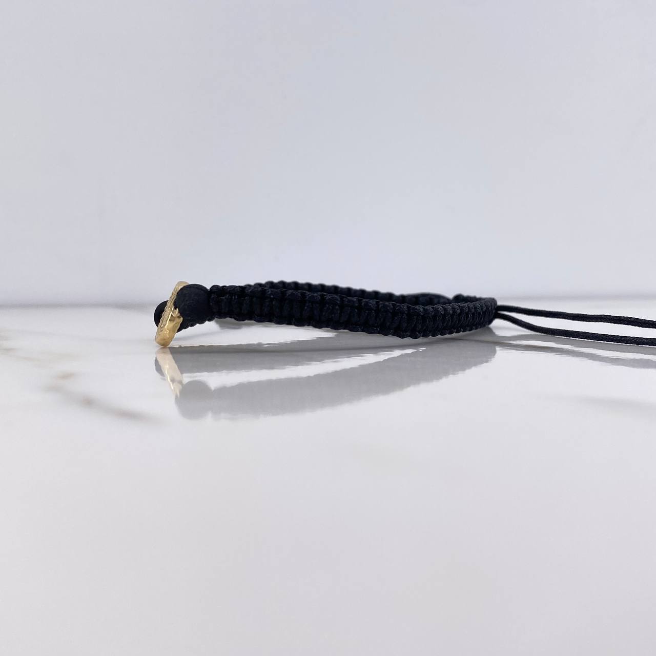 Pulsera Negra Herraje Letra K 0.55gr / 1.5cm / 5mm Troquelado Neoprenos Negros Oro Amarillo $