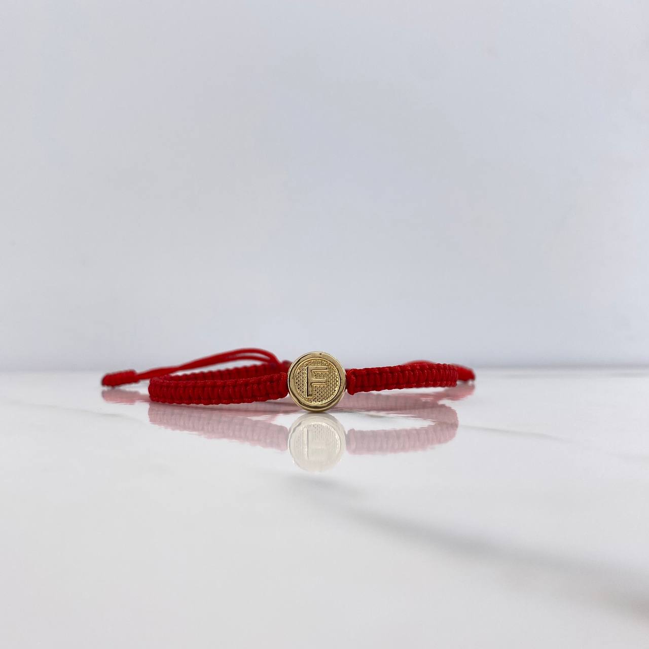 Pulsera Roja Herraje Letra F 0.55gr / 1cm / Tambor Oro Amarillo $