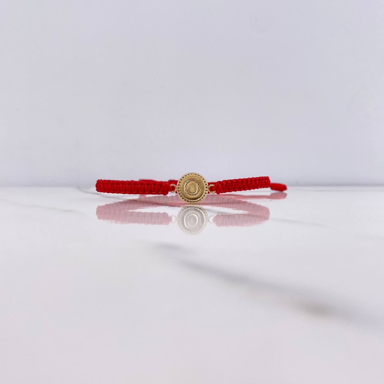 Pulsera Roja Herraje Letra O 0.55gr / 1.5cm / Troquelado Oro Amarillo $
