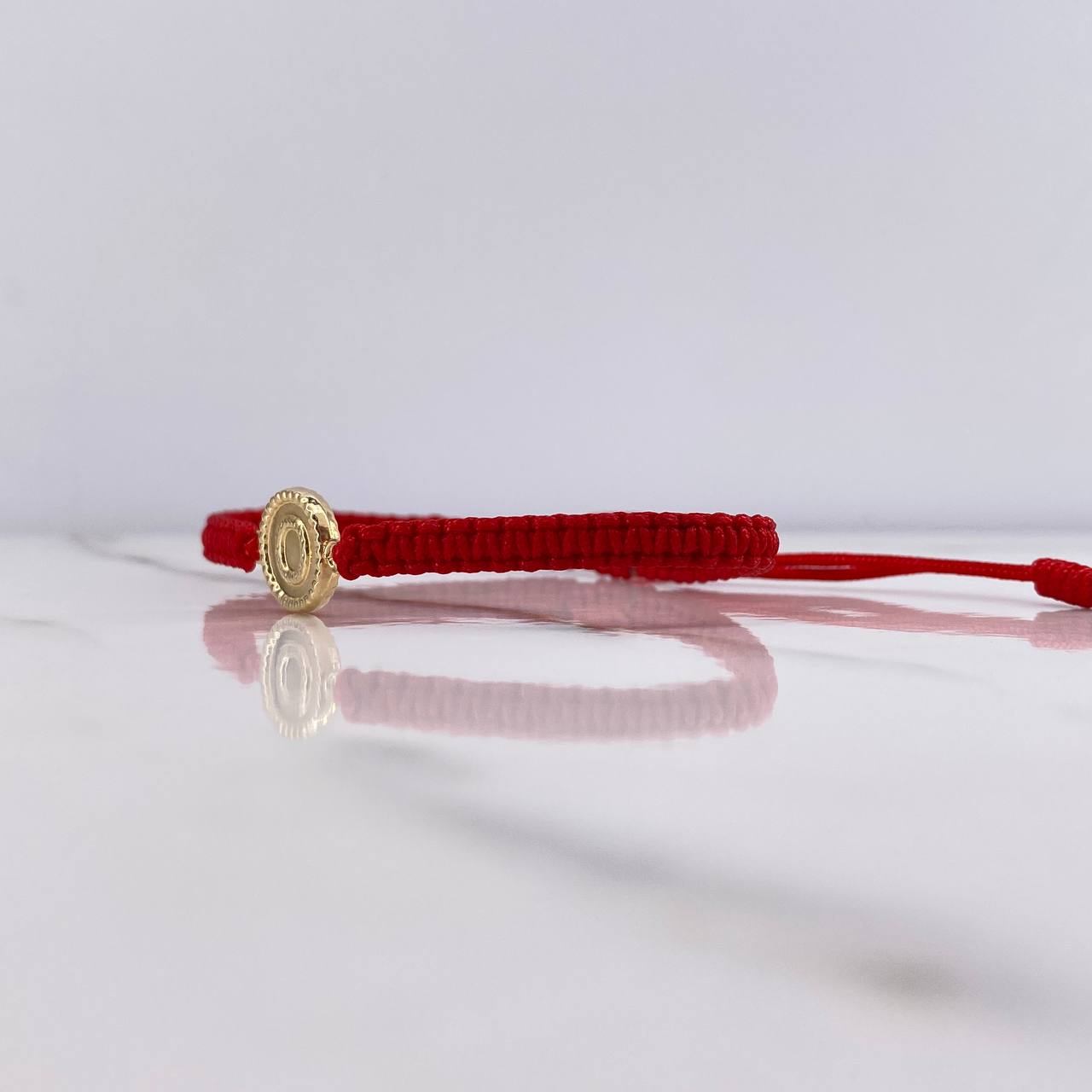 Pulsera Roja Herraje Letra O 0.55gr / 1.5cm / Troquelado Oro Amarillo $