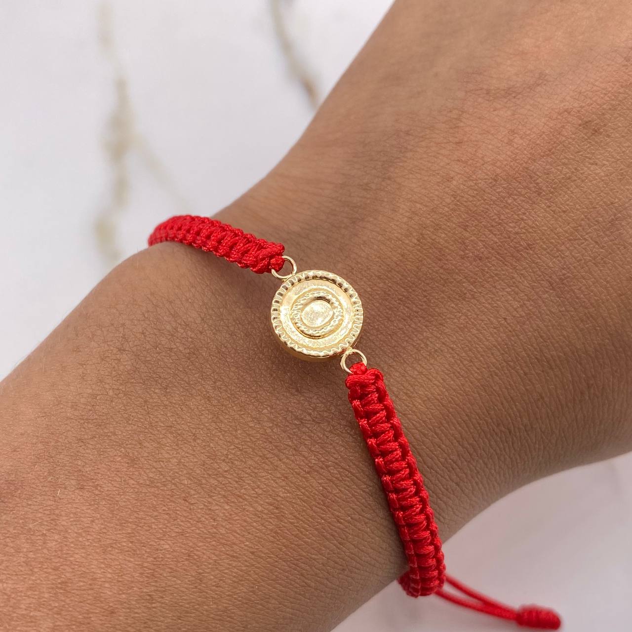 Pulsera Roja Herraje Letra O 0.55gr / 1.5cm / Troquelado Oro Amarillo $