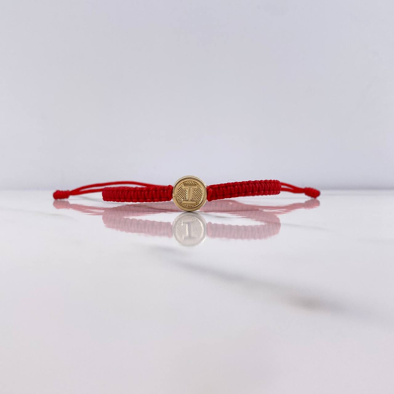 Pulsera Roja Herraje Letra I 0.55gr / 1cm / Tambor Oro Amarillo $
