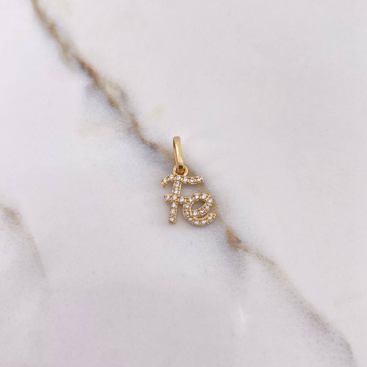 Dije Fe 1gr / 1.6cm / Circones Blancos Oro Amarillo $