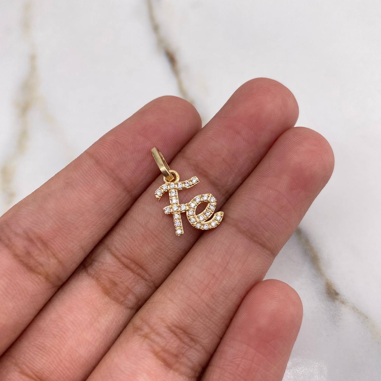 Dije Fe 1gr / 1.6cm / Circones Blancos Oro Amarillo $