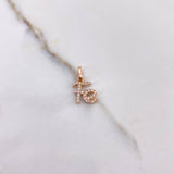 Dije Fe 0.9gr / 1.6cm / Circones Blancos Oro Rosa $