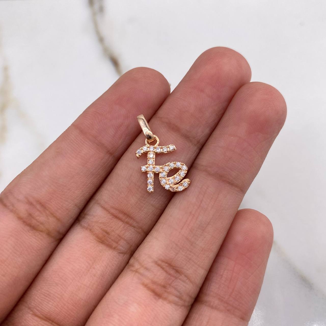 Dije Fe 0.9gr / 1.6cm / Circones Blancos Oro Rosa $