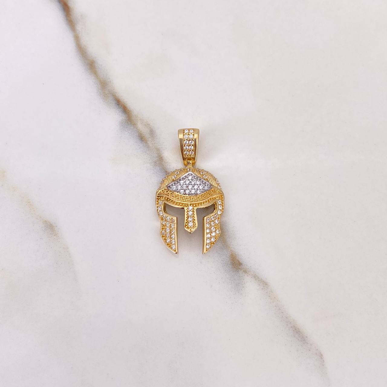Dije Casco Espartano 3.6gr / 3cm / Circones Blancos Dos Oros Amarillo Blanco $