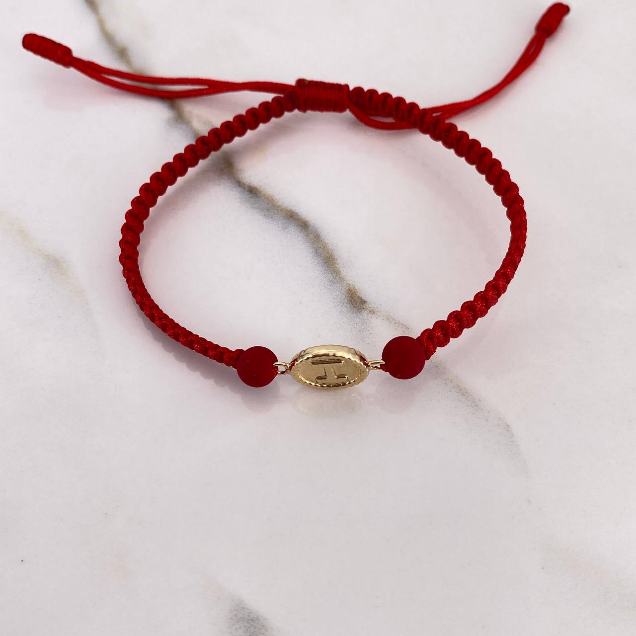 Pulsera Roja Herraje Letra I 0.55gr / 1.5cm / 5mm Troquelado Bolas Neoprenos Rojas Oro Amarillo $