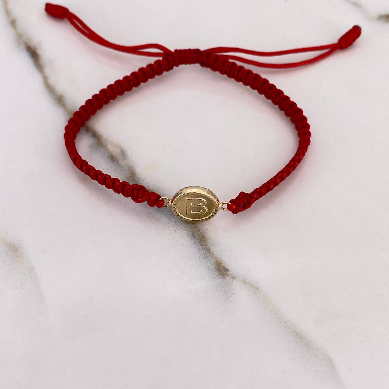 Pulsera Roja Herraje Letra B 0.55gr / 1.5cm / Troquelado Oro Amarillo $