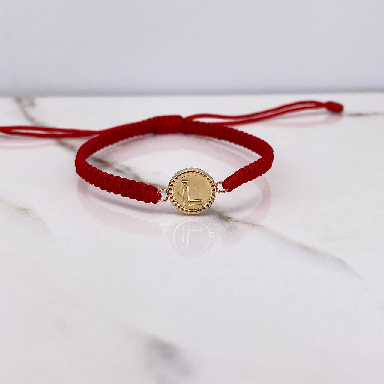 Pulsera Roja Herraje Letra L 0.55gr / 1.5cm / Troquelado Oro Amarillo $