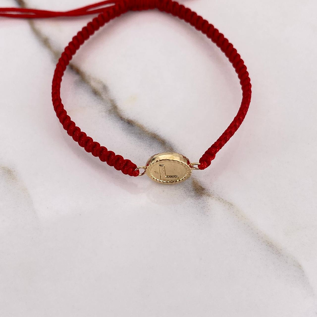 Pulsera Roja Herraje Letra L 0.55gr / 1.5cm / Troquelado Oro Amarillo $