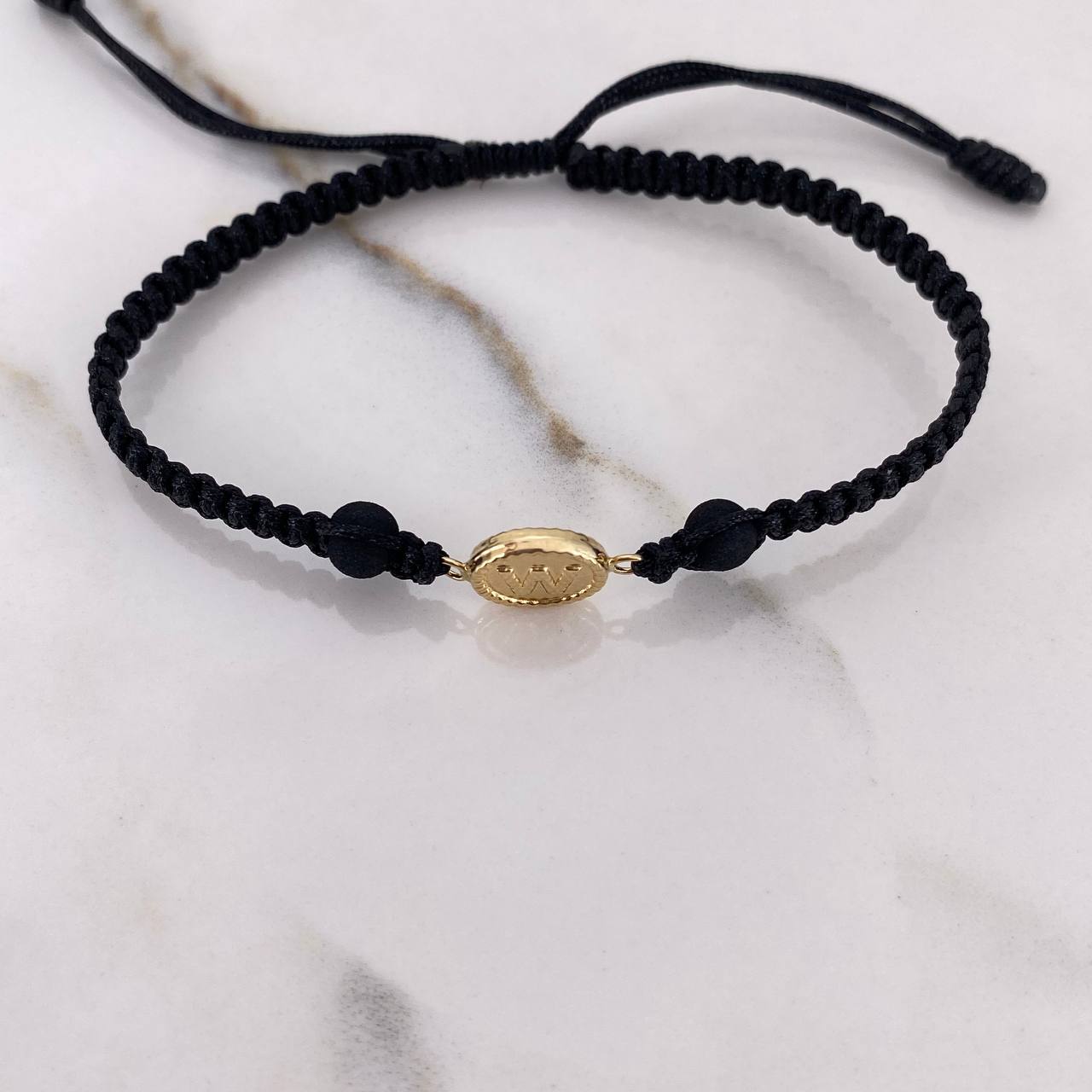 Pulsera Negra Herraje Letra W 0.55gr / 1.5cm / 5mm Troquelado Bolas Neoprenos Negras Oro Amarillo $