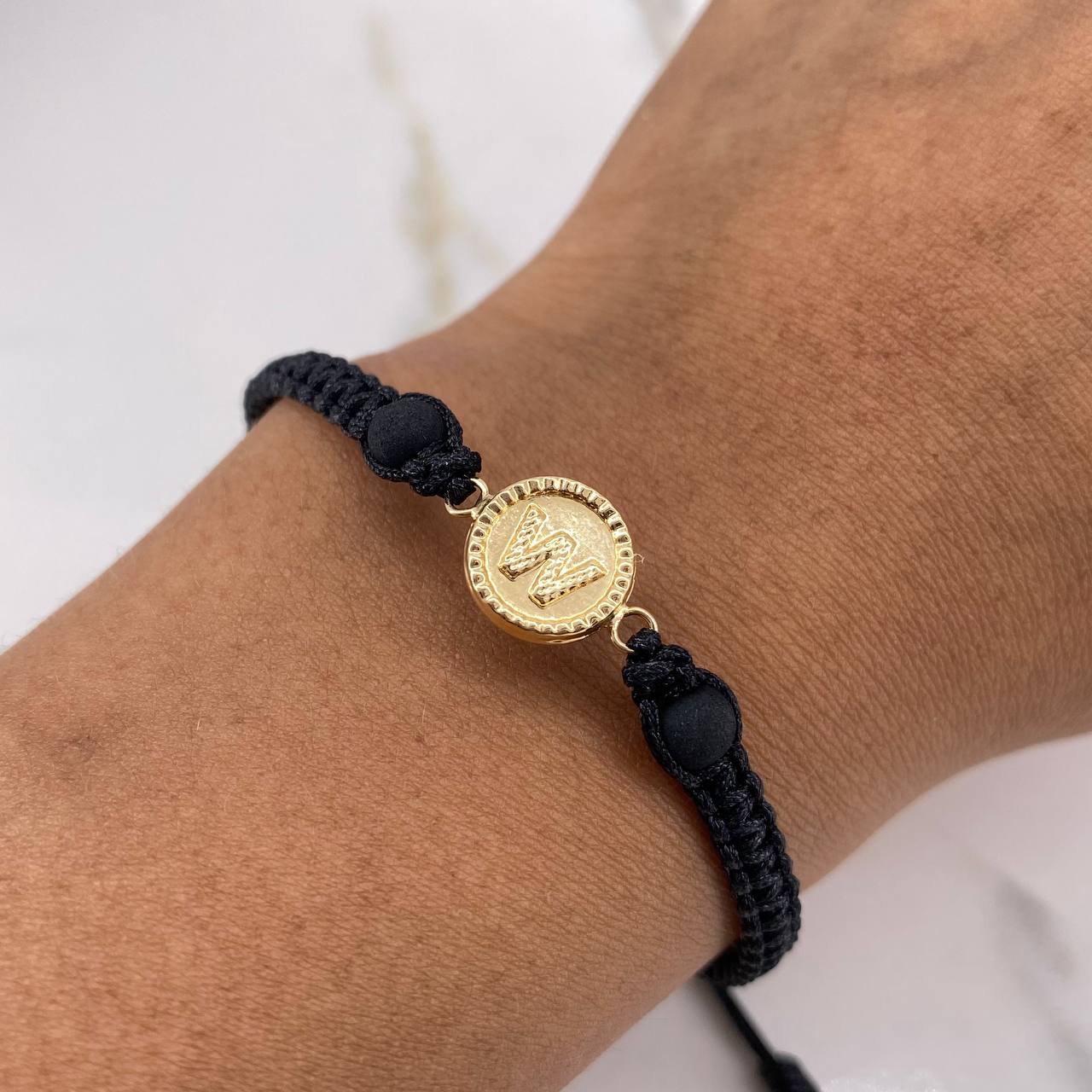 Pulsera Negra Herraje Letra W 0.55gr / 1.5cm / 5mm Troquelado Bolas Neoprenos Negras Oro Amarillo $