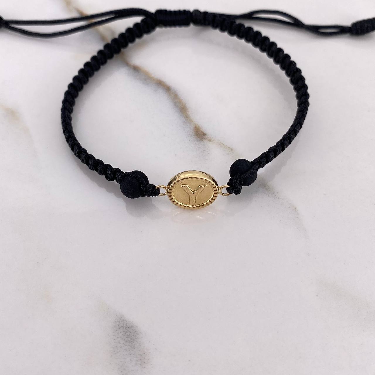 Pulsera Negra Herraje Letra Y 0.55gr / 1.5cm / 5mm Troquelado Bolas Neoprenos Negras Oro Amarillo $