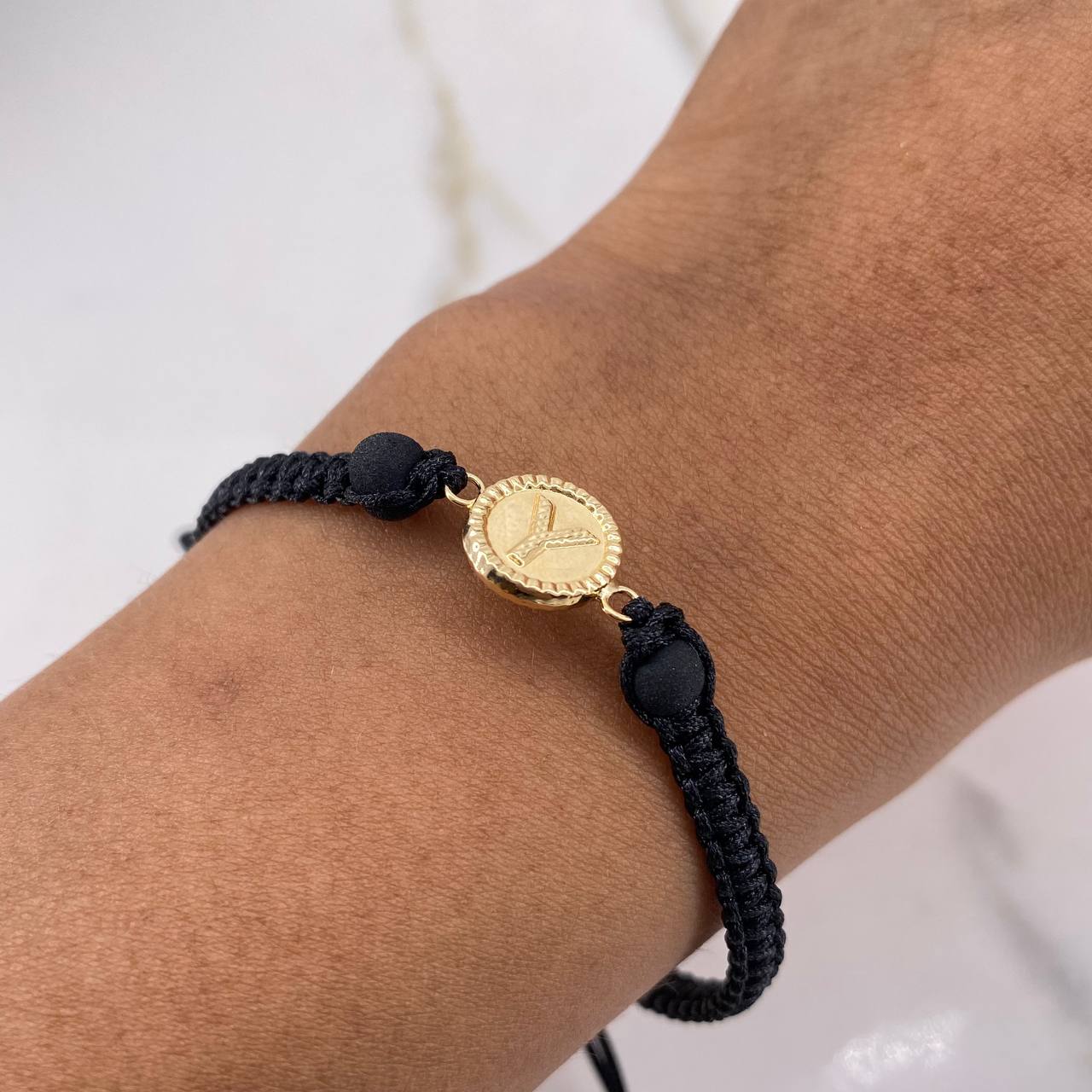 Pulsera Negra Herraje Letra Y 0.55gr / 1.5cm / 5mm Troquelado Bolas Neoprenos Negras Oro Amarillo $