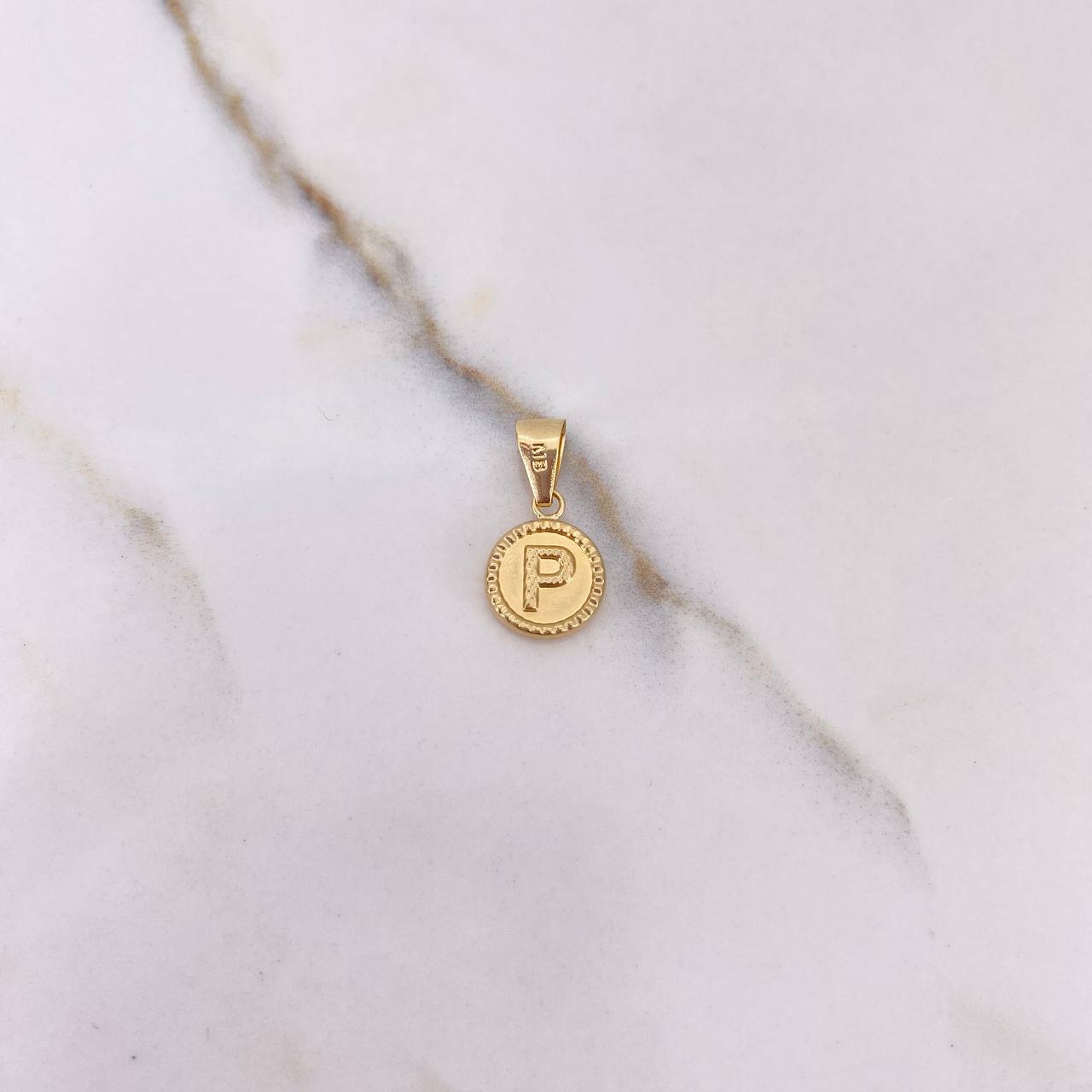 Dije Letra P 0.6gr / 1.8cm / Troquelado Oro Amarillo $