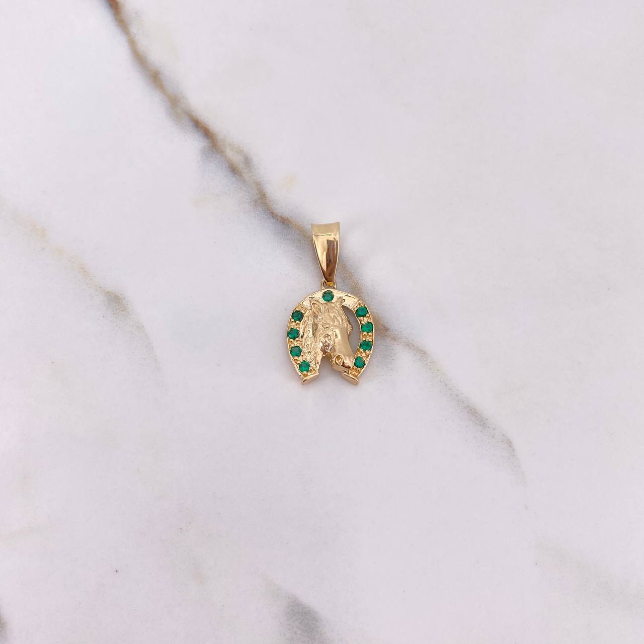 Dije Herradura Caballo 3.15gr / 2.5cm / Circones Verdes Oro Amarillo $