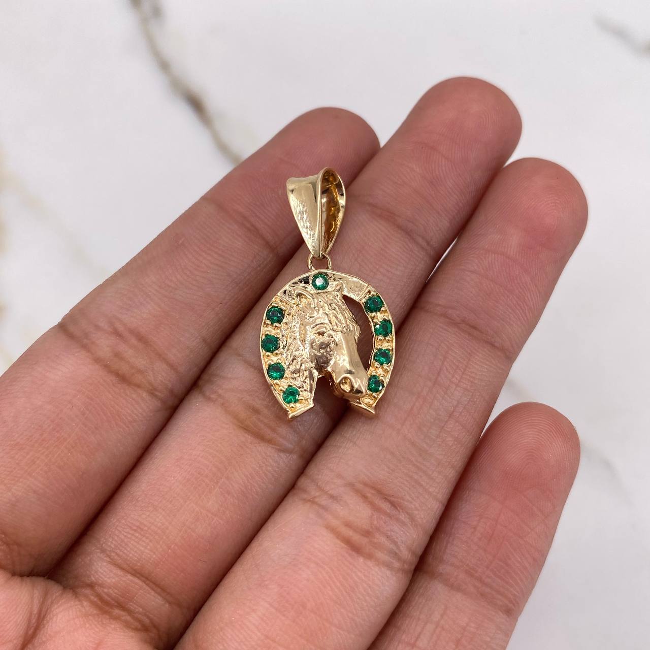 Dije Herradura Caballo 3.15gr / 2.5cm / Circones Verdes Oro Amarillo $