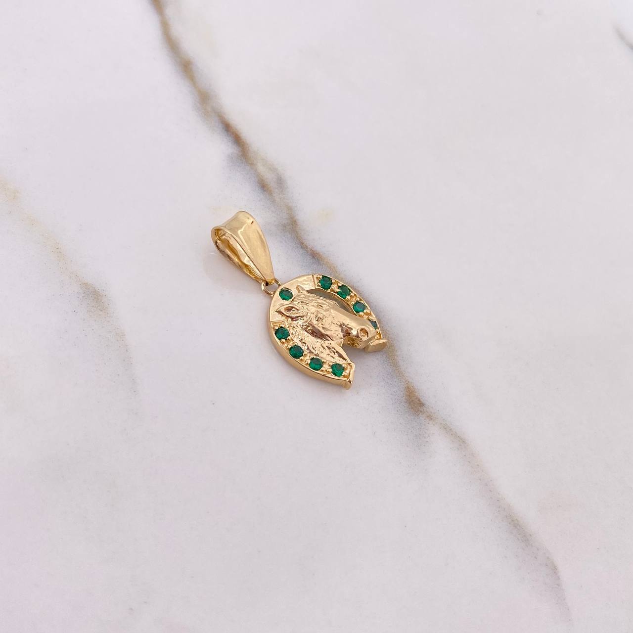Dije Herradura Caballo 3.15gr / 2.5cm / Circones Verdes Oro Amarillo $