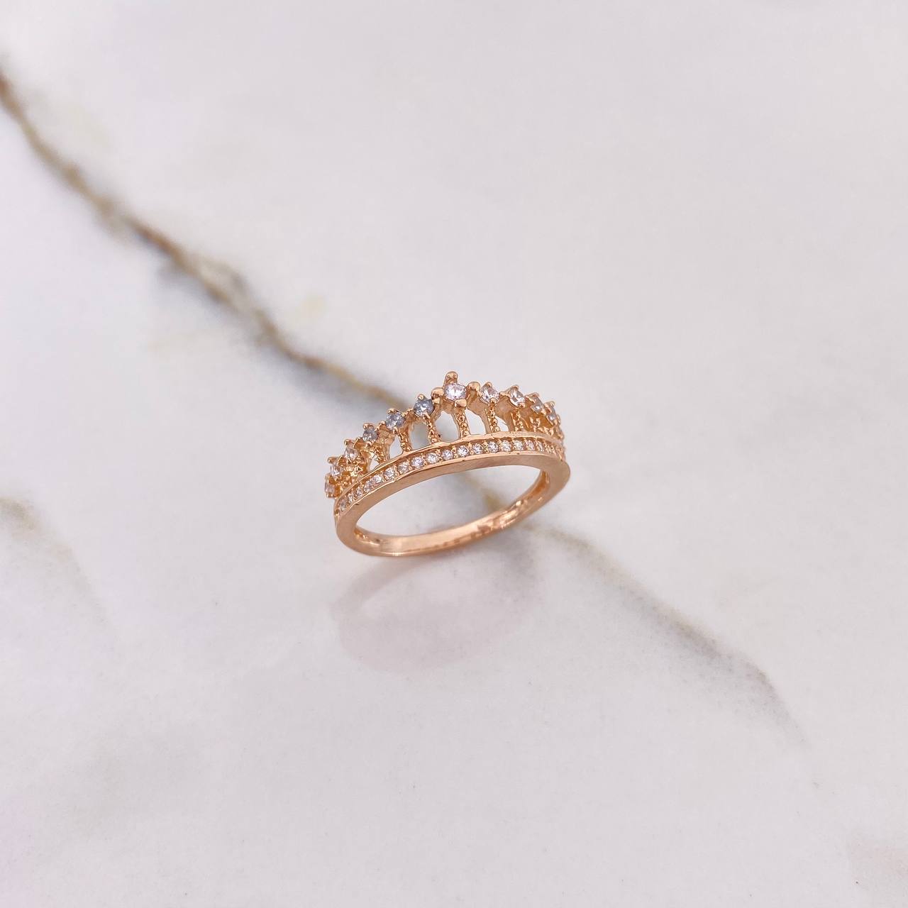 Anillo Corona Reina 2.85gr / T5 3/4 / Circones Blancos Oro Rosa $
