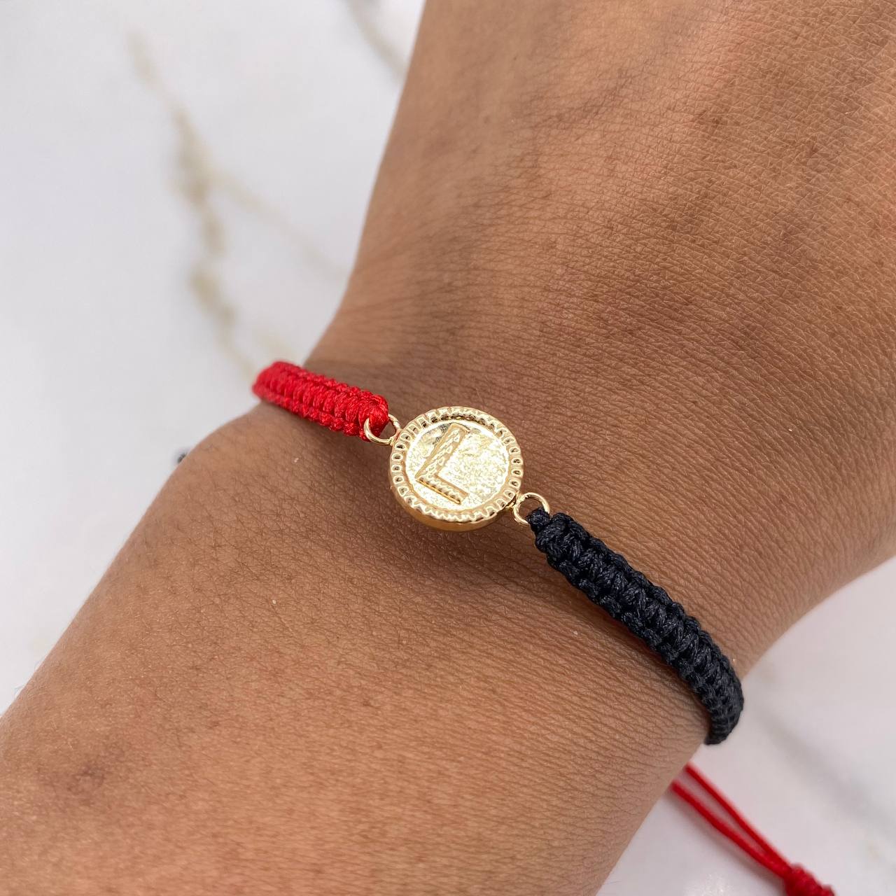 Pulsera Roja Negra Herraje Letra L 0.55gr / 1.5cm / Troquelado Oro Amarillo $