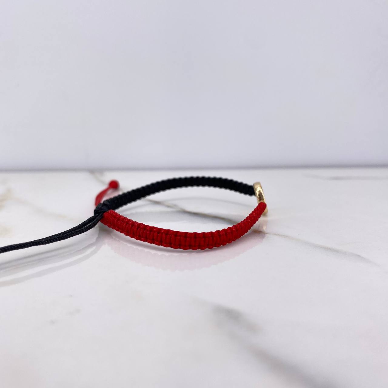 Pulsera Roja Negra Herraje Letra L 0.55gr / 1.5cm / Troquelado Oro Amarillo $