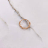 Anillo Corona Flores 1.95gr / T6 1/4 / Circones Blancos Oro Rosa $