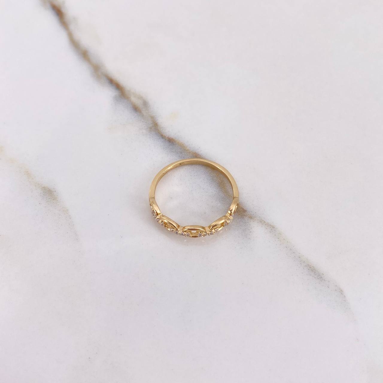 Anillo Eslabones 1.85gr / T7 / Circones Blancos Oro Amarillo $