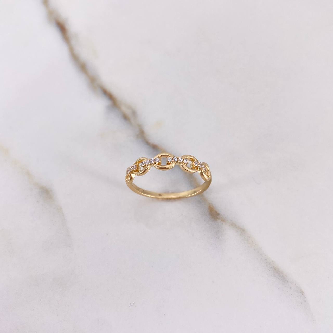 Anillo Eslabones 1.85gr / T7 / Circones Blancos Oro Amarillo $