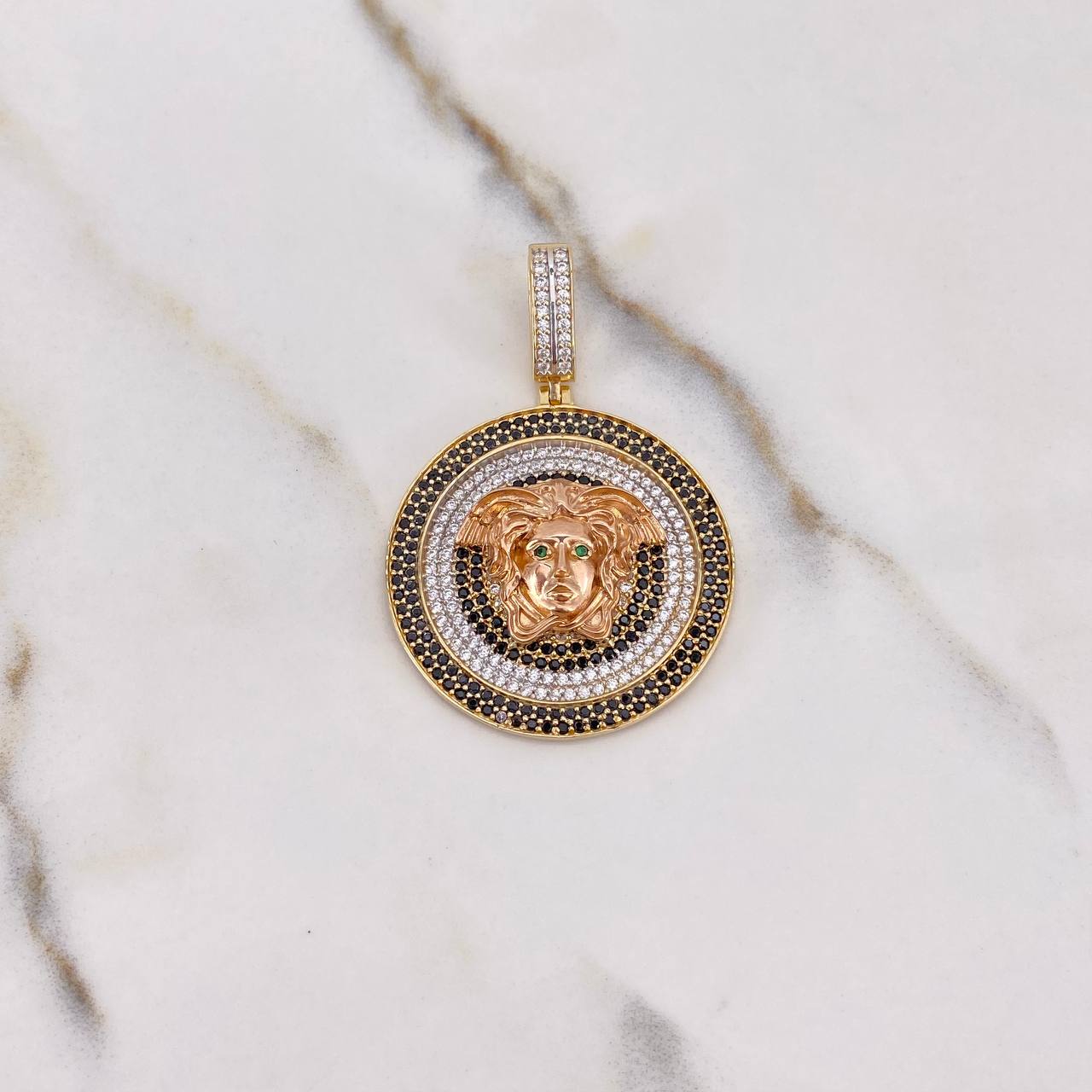 Dije Medusa 10.3gr / 4.5cm / Circones Negros Blancos Tres Oros $