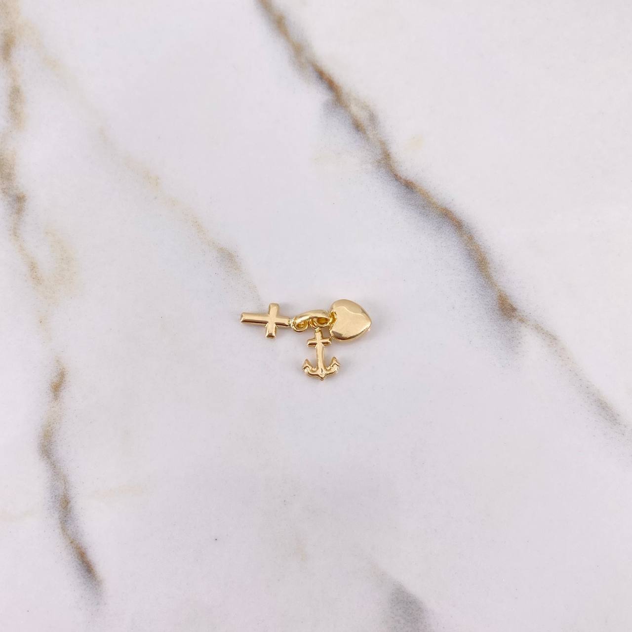 Dije Tres Gracias 0.6gr / 1.3cm / Troquelado Oro Amarillo $