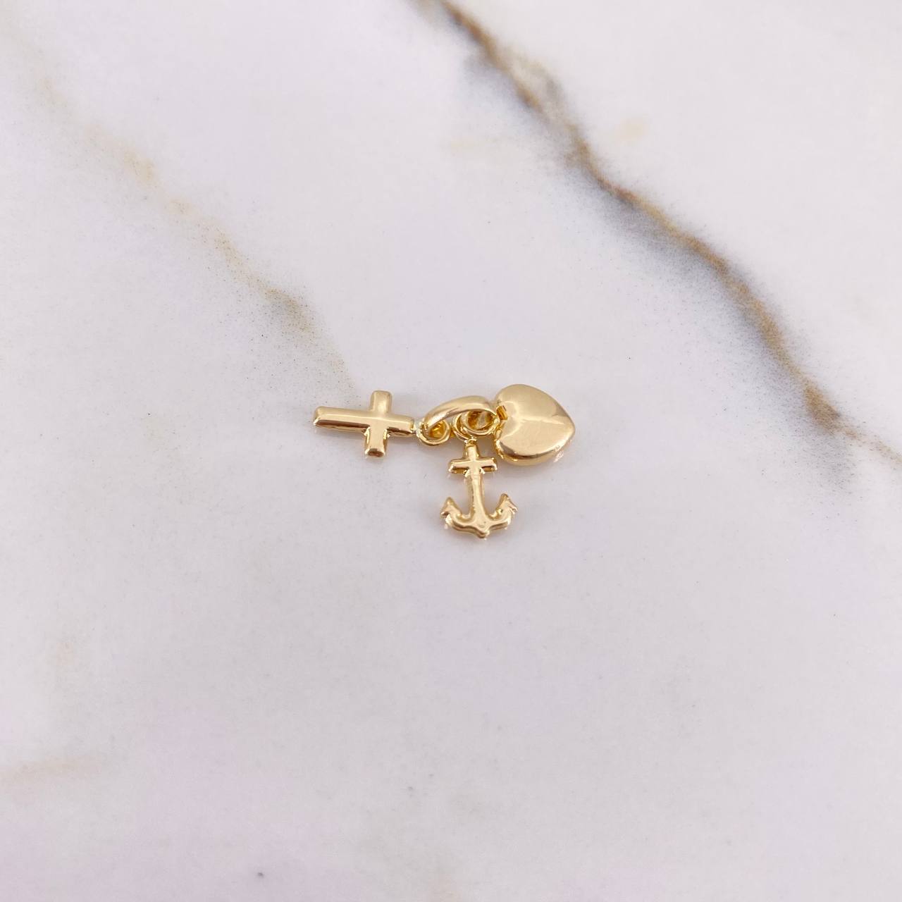 Dije Tres Gracias 0.6gr / 1.3cm / Troquelado Oro Amarillo $