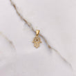 Dije Mano Hamsa 1.15gr / 2.1cm / Circones Blancos Oro Amarillo &