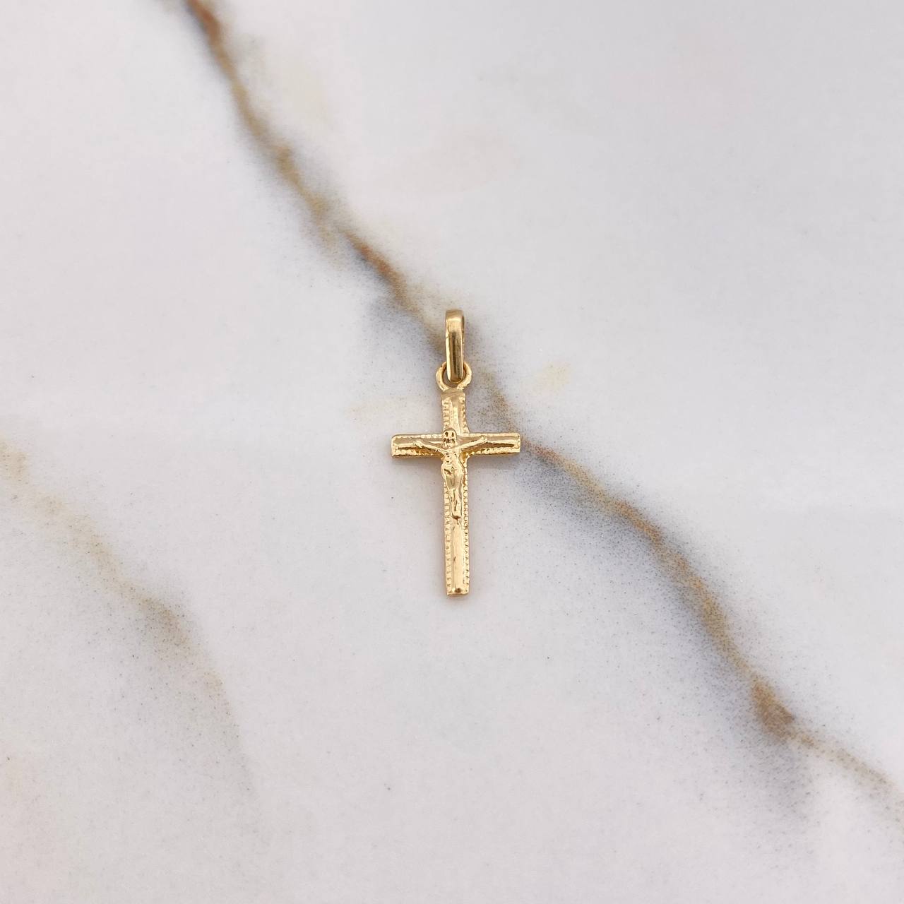 Dije Cruz Cristo 0.85gr / 2.4cm / Bordes Punteados Oro Amarillo &