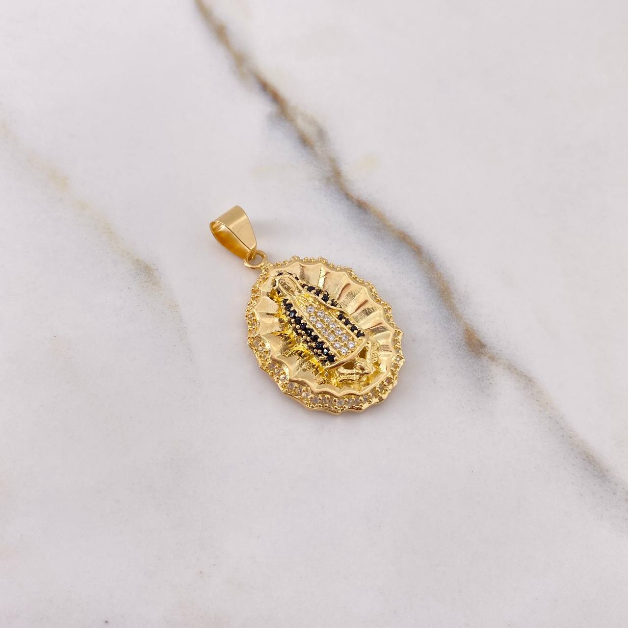 Dije Virgen Guadalupe 5.05gr / 3.1cm / Circones Negros Blancos Oro Amarillo &