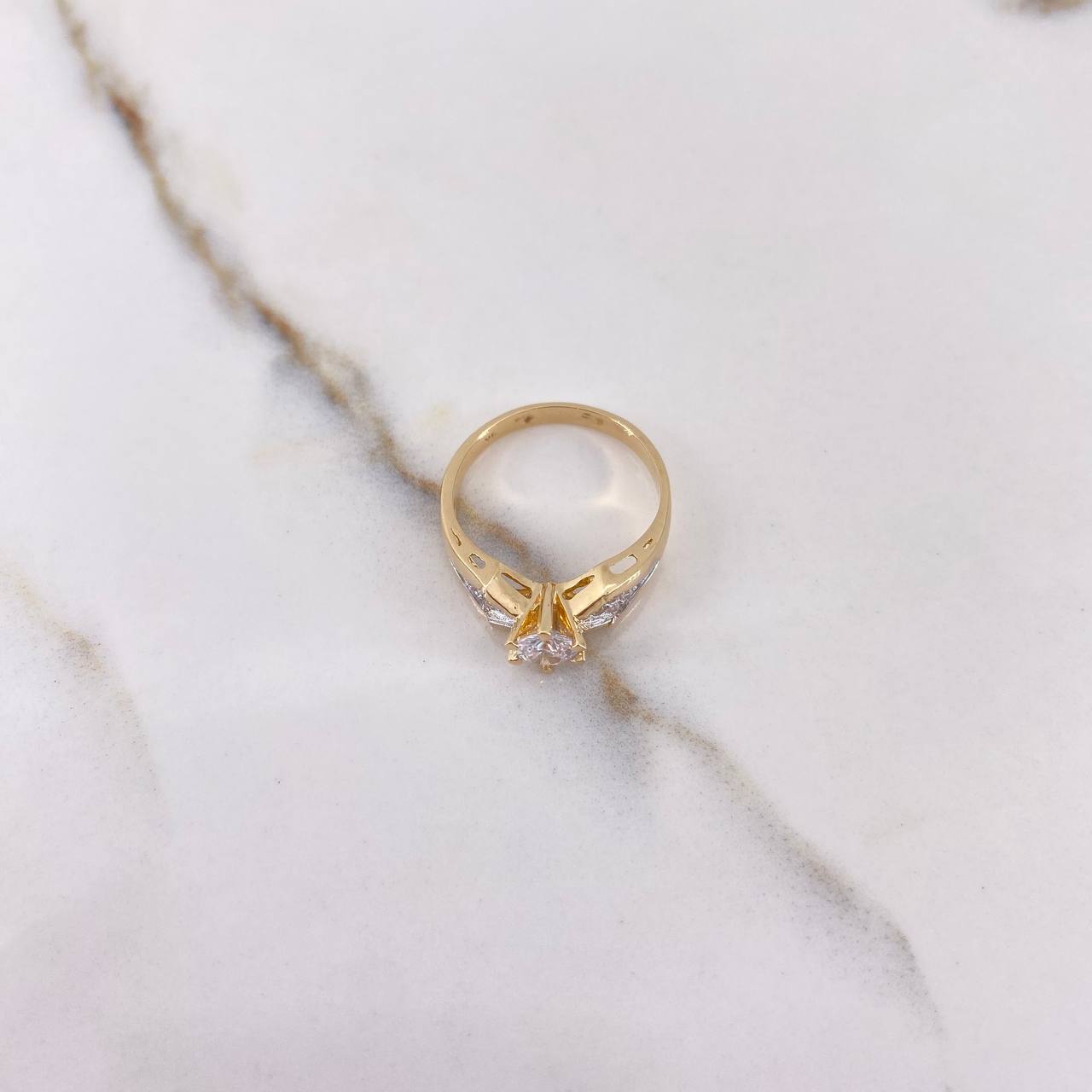 Anillo Solitario Rombos 3.5gr / T6 1/2 / Circones Blancos Dos Oros Amarillo Blanco &