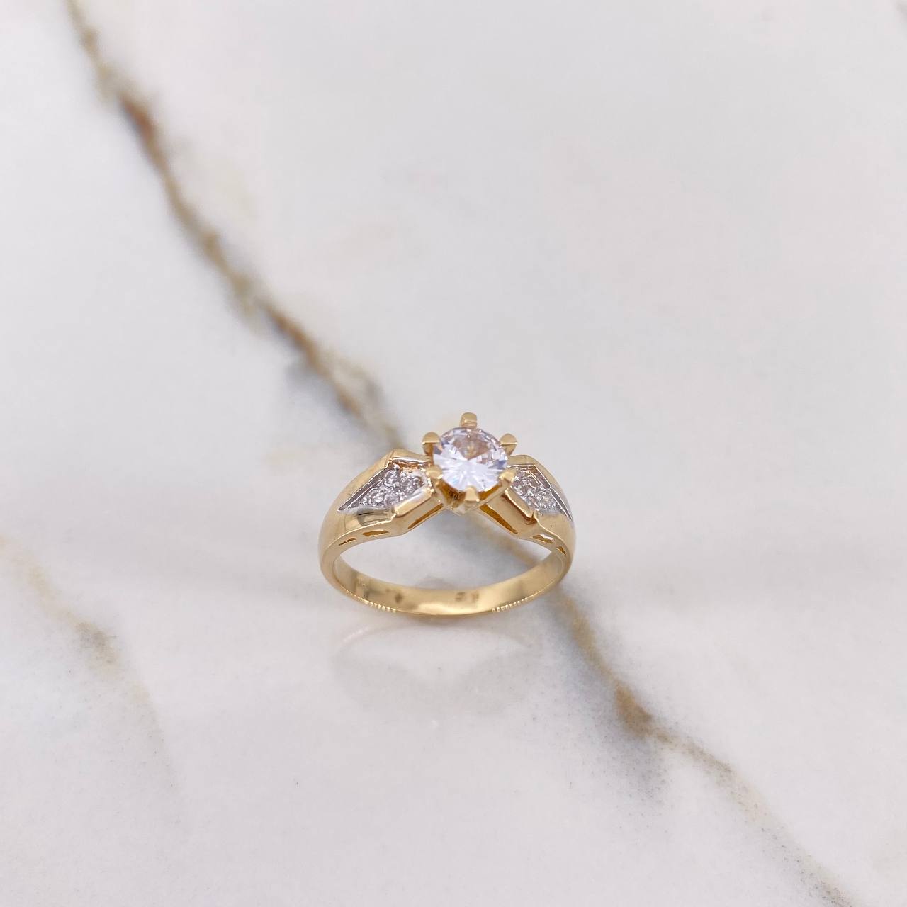 Anillo Solitario Rombos 3.5gr / T6 1/2 / Circones Blancos Dos Oros Amarillo Blanco &