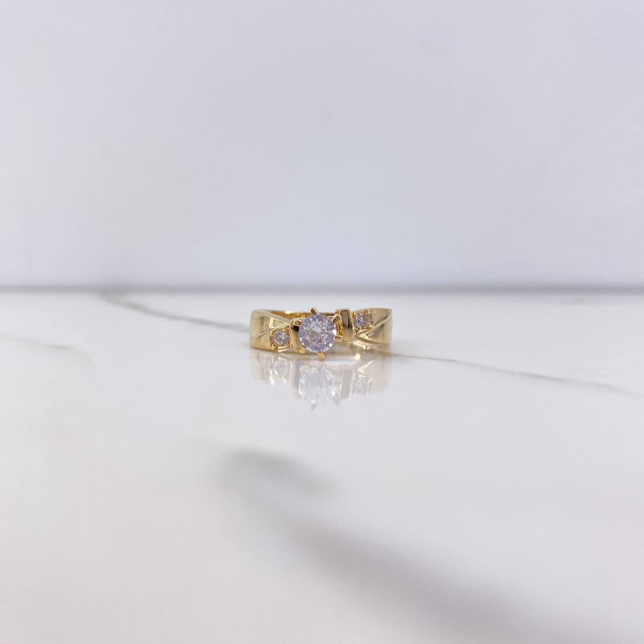 Anillo Solitario 4.05gr / T7 / Circones Blancos Oro Amarillo &