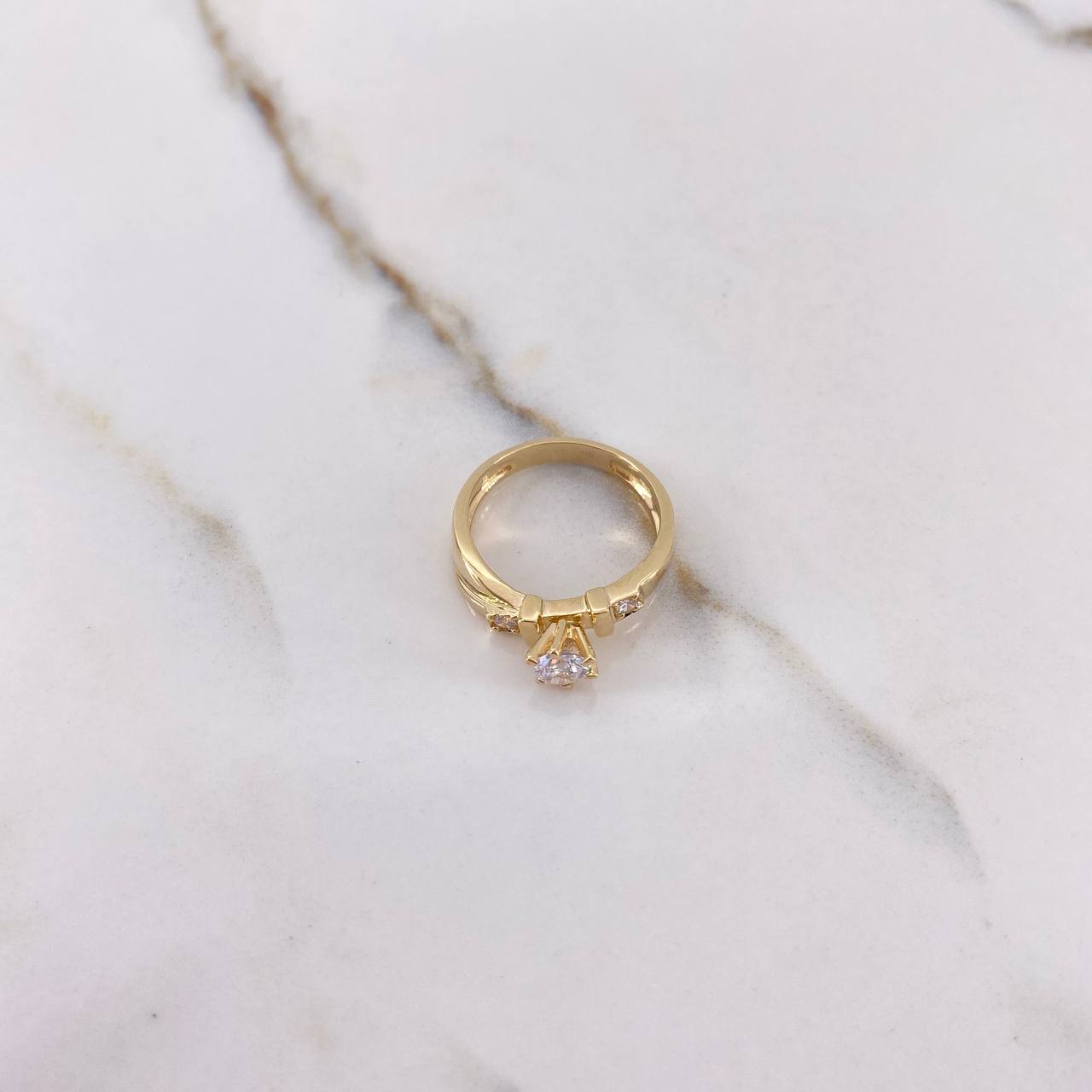 Anillo Solitario 4.05gr / T7 / Circones Blancos Oro Amarillo &