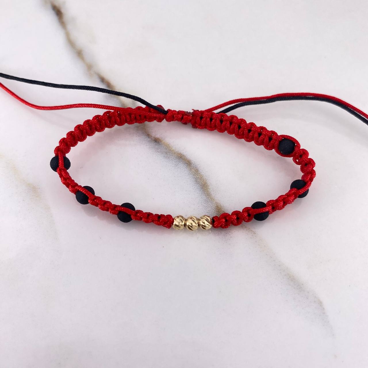 Pulsera Roja Bolas Diamantadas 0.25gr / 3mm Neoprenos Negros Oro Amarillo $