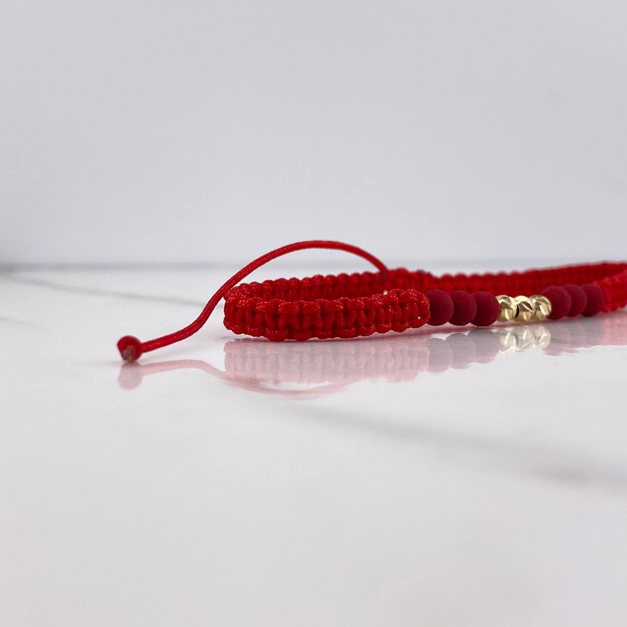 Pulsera Roja Bolas Diamantadas 0.25gr / 3mm Neoprenos Rojos Oro Amarillo $