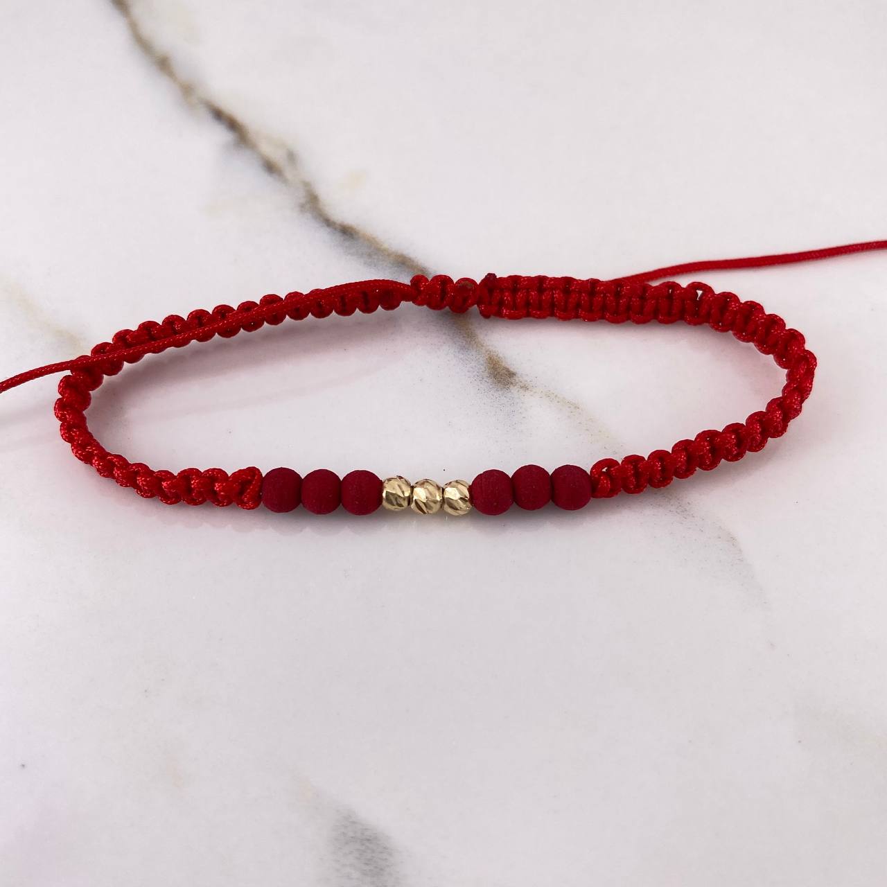 Pulsera Roja Bolas Diamantadas 0.25gr / 3mm Neoprenos Rojos Oro Amarillo $