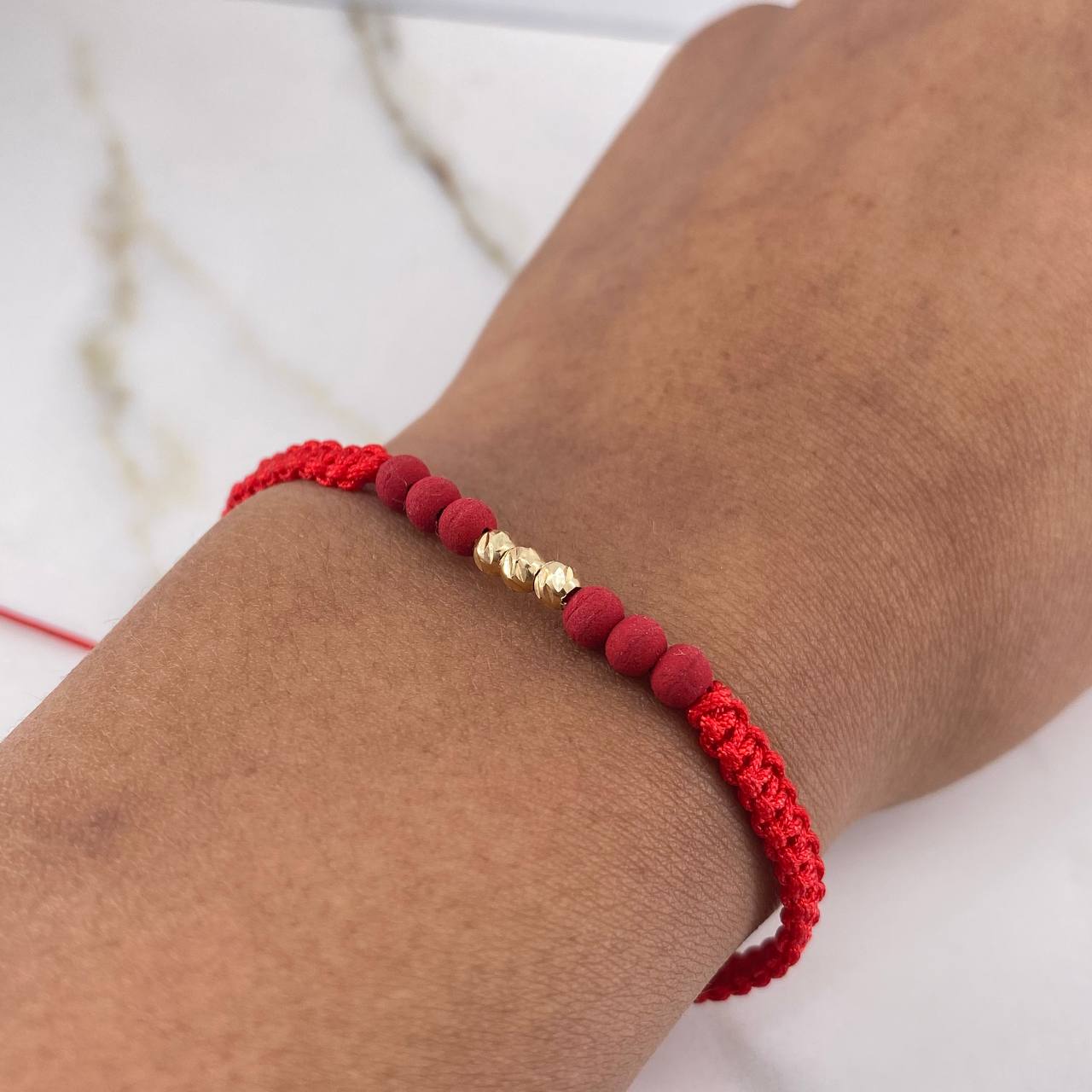 Pulsera Roja Bolas Diamantadas 0.25gr / 3mm Neoprenos Rojos Oro Amarillo $
