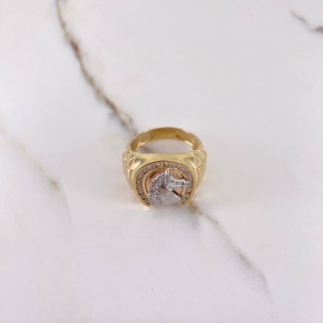 Anillo Herradura Caballo 12.15gr / T10 / Circones Blancos Tres Oros $