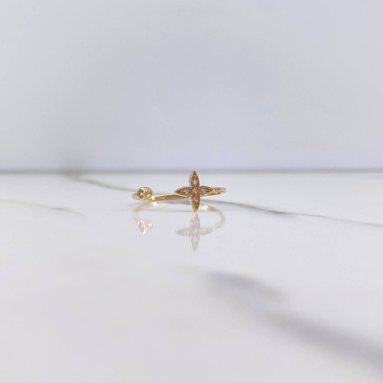 Anillo Abrazo Flor 1.25gr / T7 1/2 / Circones Blancos Oro Amarillo