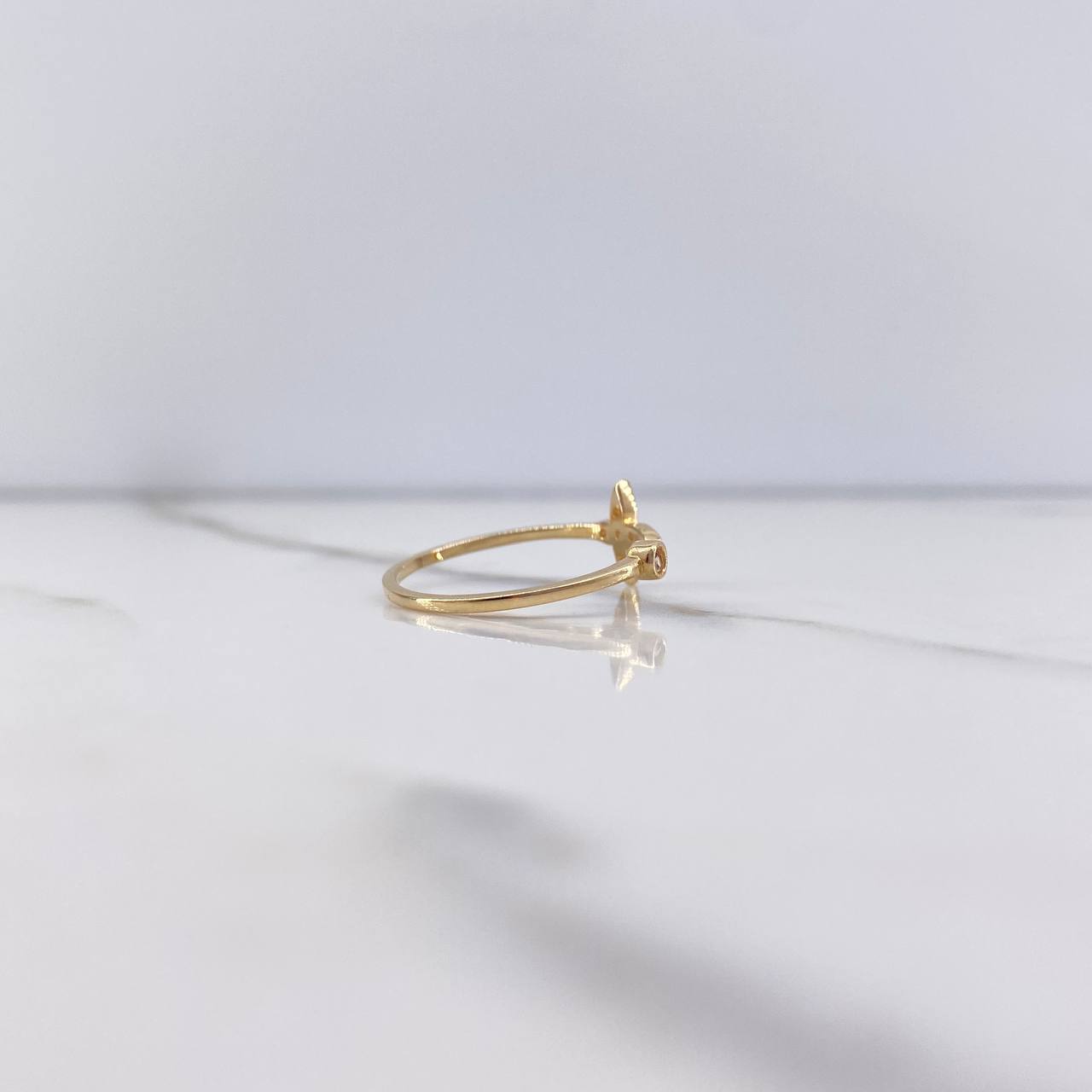 Anillo Abrazo Flor 1.25gr / T7 1/2 / Circones Blancos Oro Amarillo