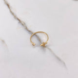 Anillo Abrazo Flor 1.25gr / T7 1/2 / Circones Blancos Oro Amarillo